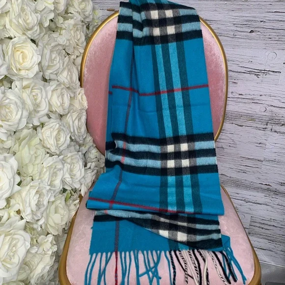 🚫SOLD BURBERRY Check Cashmere Scarf - Picture 1 of 2